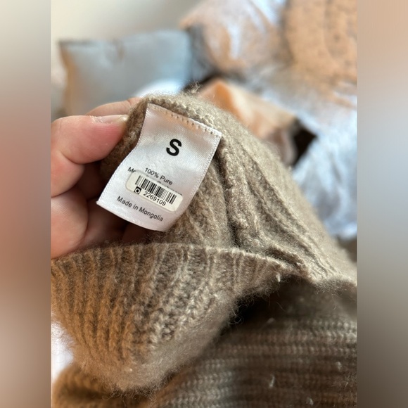Khan Bogd Mongolia Cashmere Sweater in a Tan Color - S - Picture 5 of 5